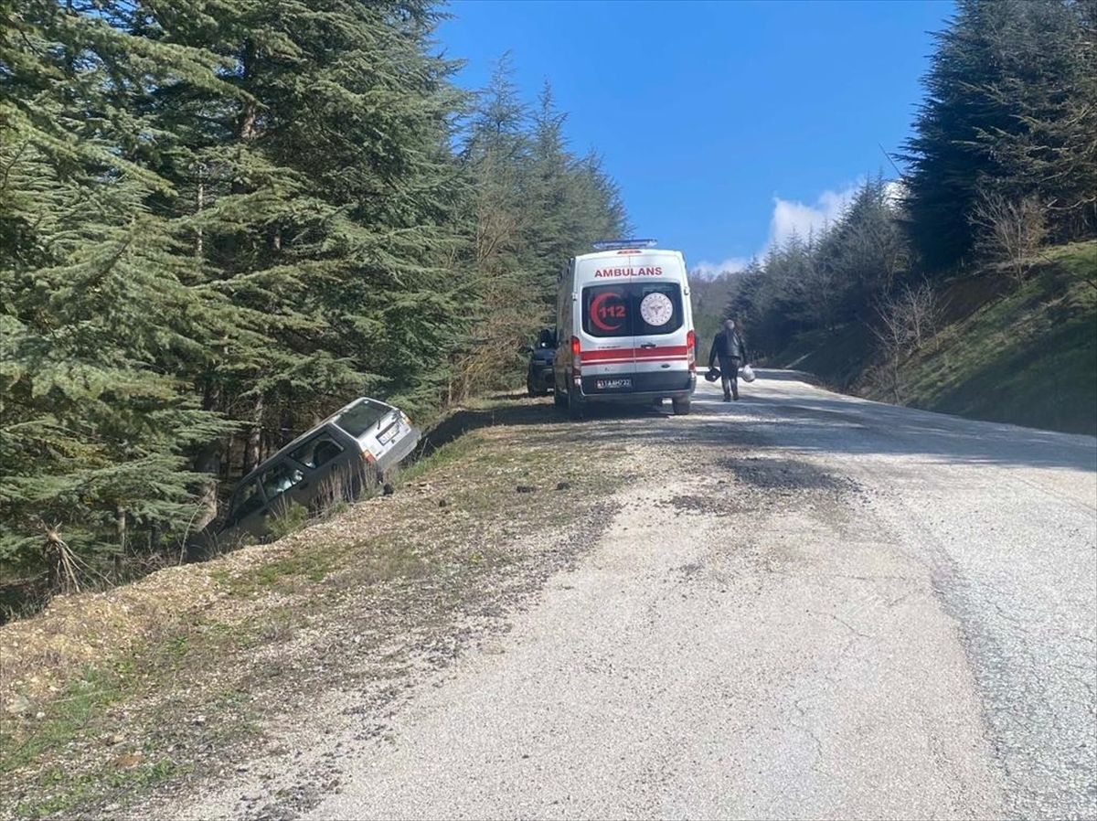 Bozüyük\'te Otomobil Devrildi: 2 Yaralı