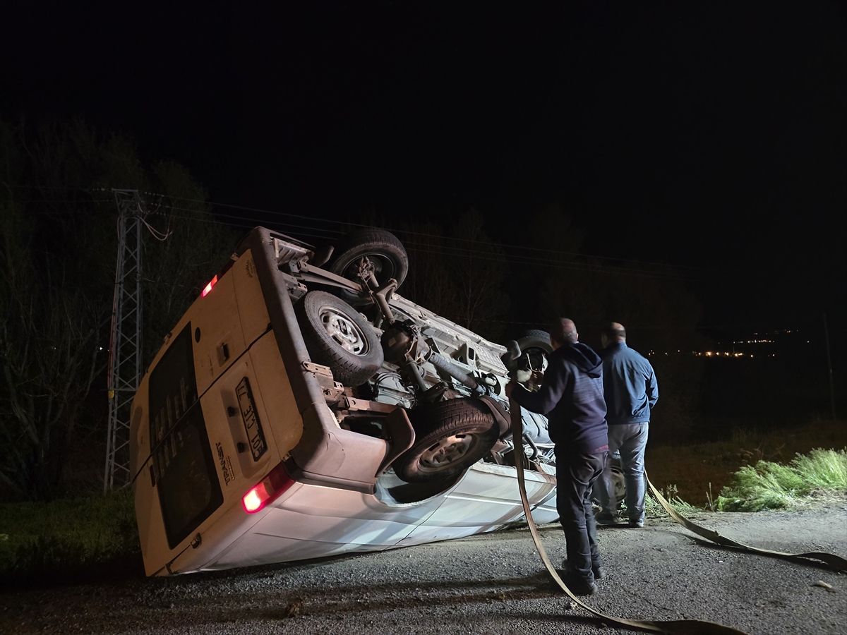 Bingöl\'de Minibüs Devrildi, Sürücü Yaralandı