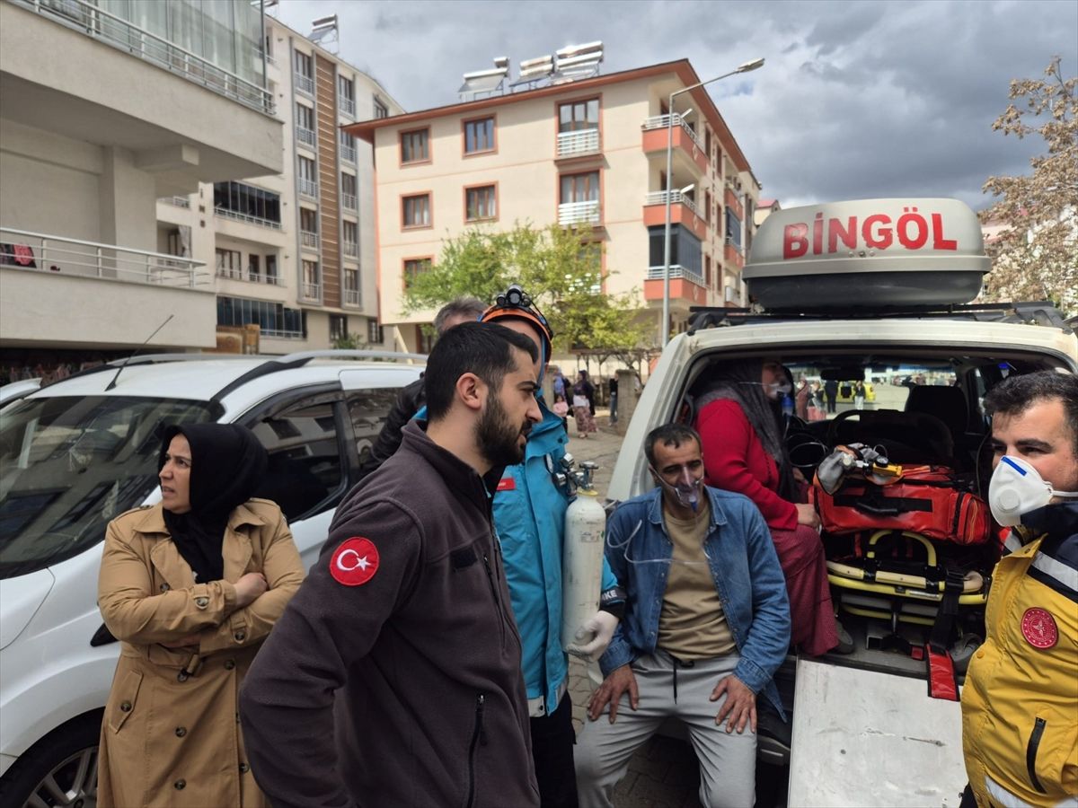 Bingöl\'de evde çıkan yangında 13 kişi dumandan etkilendi