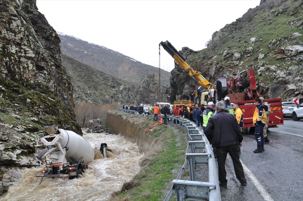 Beton Mikseri Dereye Düştü, Sürücü Kayboldu