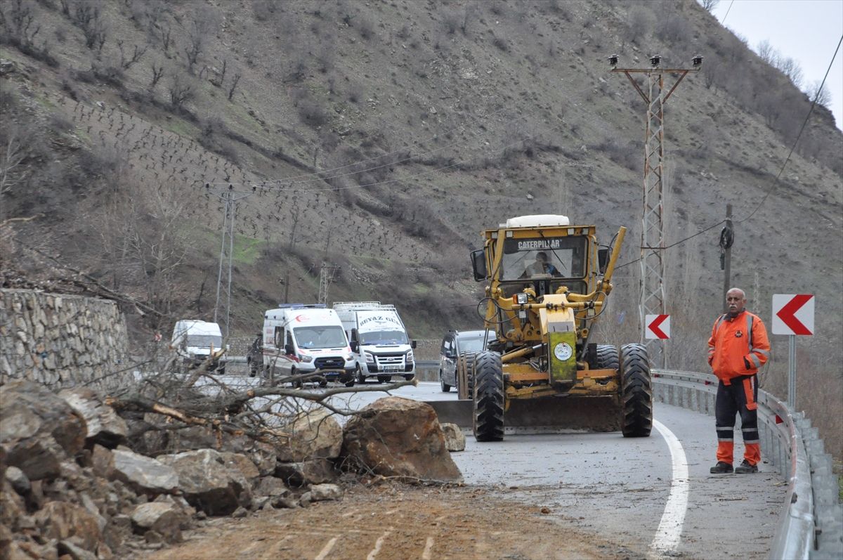 Hizan\'da Heyelan Kapanan Yol Açıldı