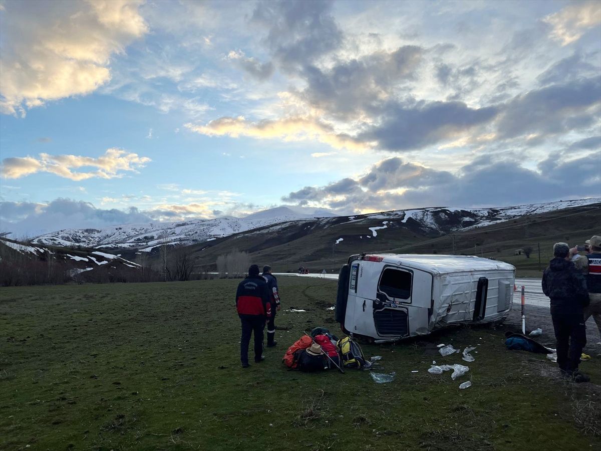 Tatvan\'da Minibüs Devrildi: 11 Yaralı