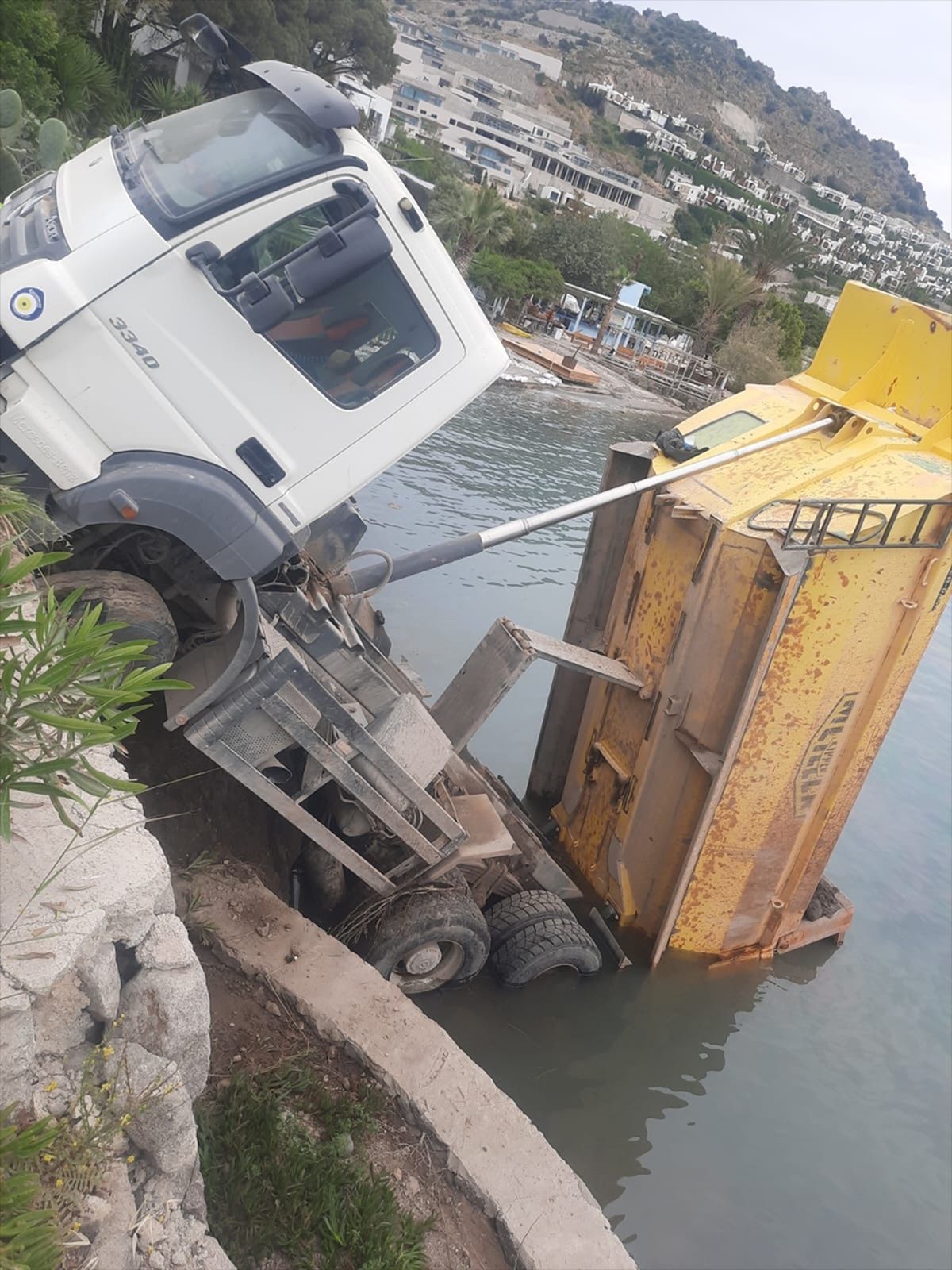 Bodrum\'da Hafriyat Kamyonu Denize Düştü