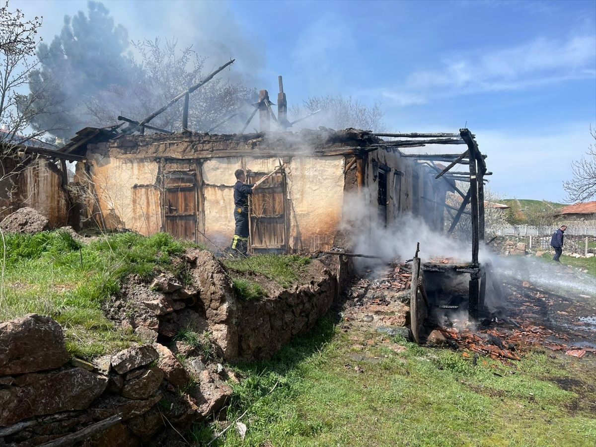 Boğazkale\'de Yangın: Ev Kullanılamaz Hale Geldi