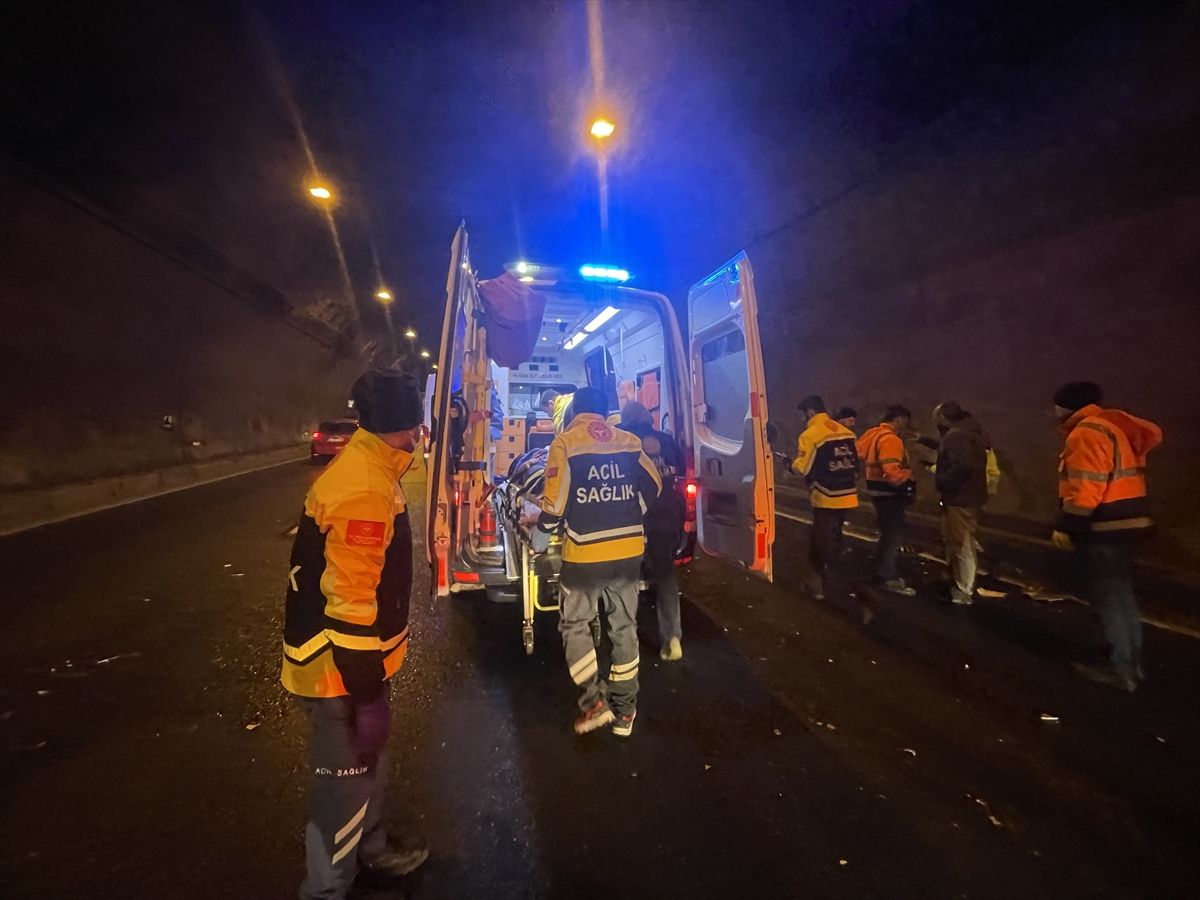 Bolu Dağı Tüneli\'nde Kaza: 5 Yaralı
