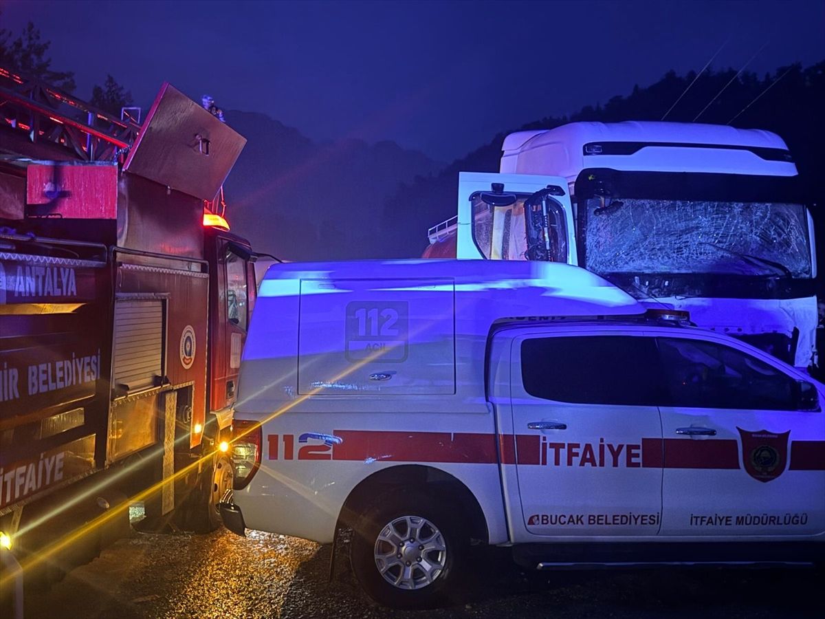 Bucak\'ta Minibüs ve Tır Çarpıştı: 7 Ölü, 3 Yaralı