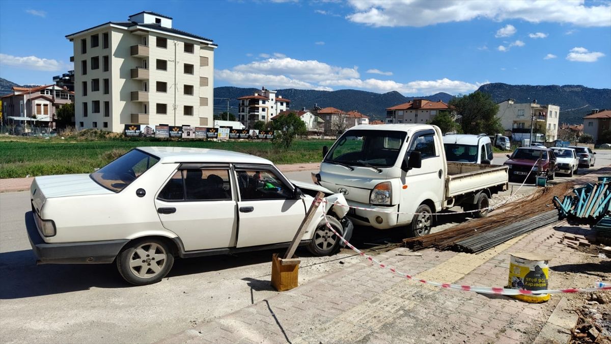 Bucak\'ta Kamyonete Çarpan Sürücü Yaralandı