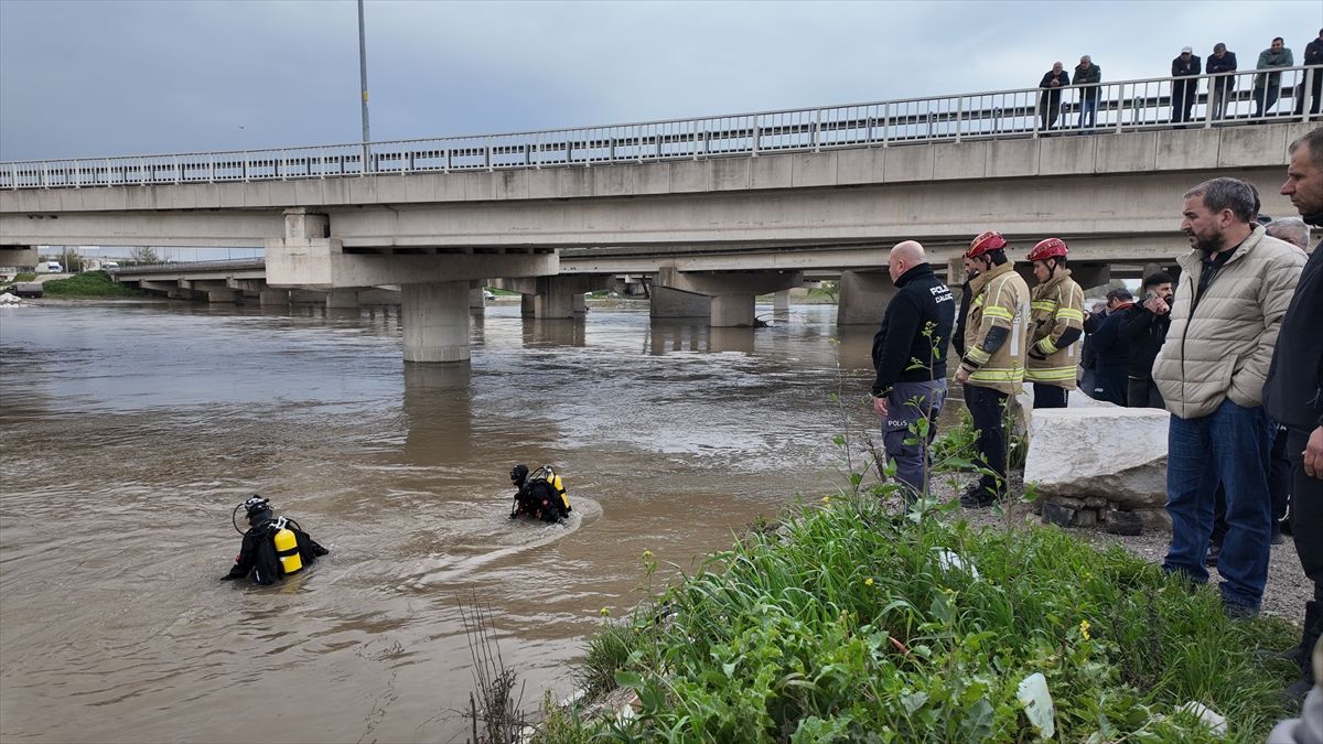 Karacabey\'de Dereye Kapılan Araç İçin Arama Başlatıldı