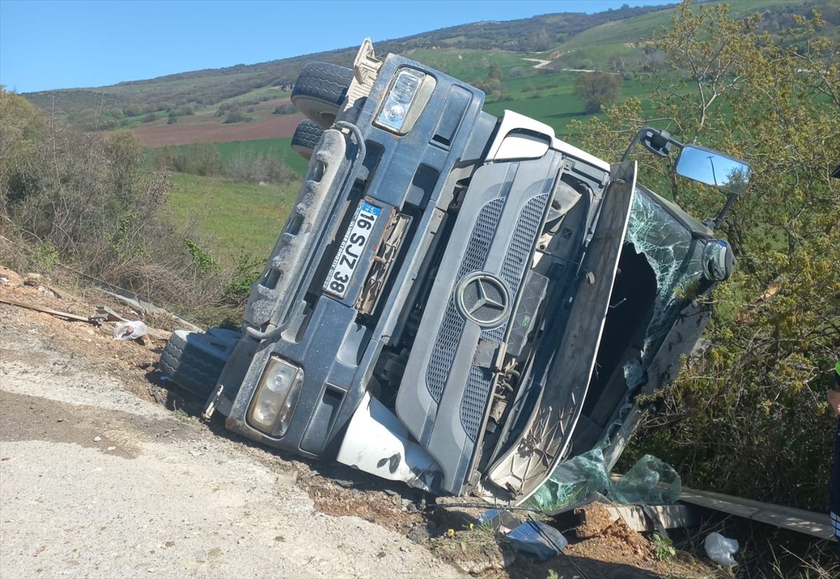 İnegöl\'de Beton Mikseri Devrildi: 1 Yaralı