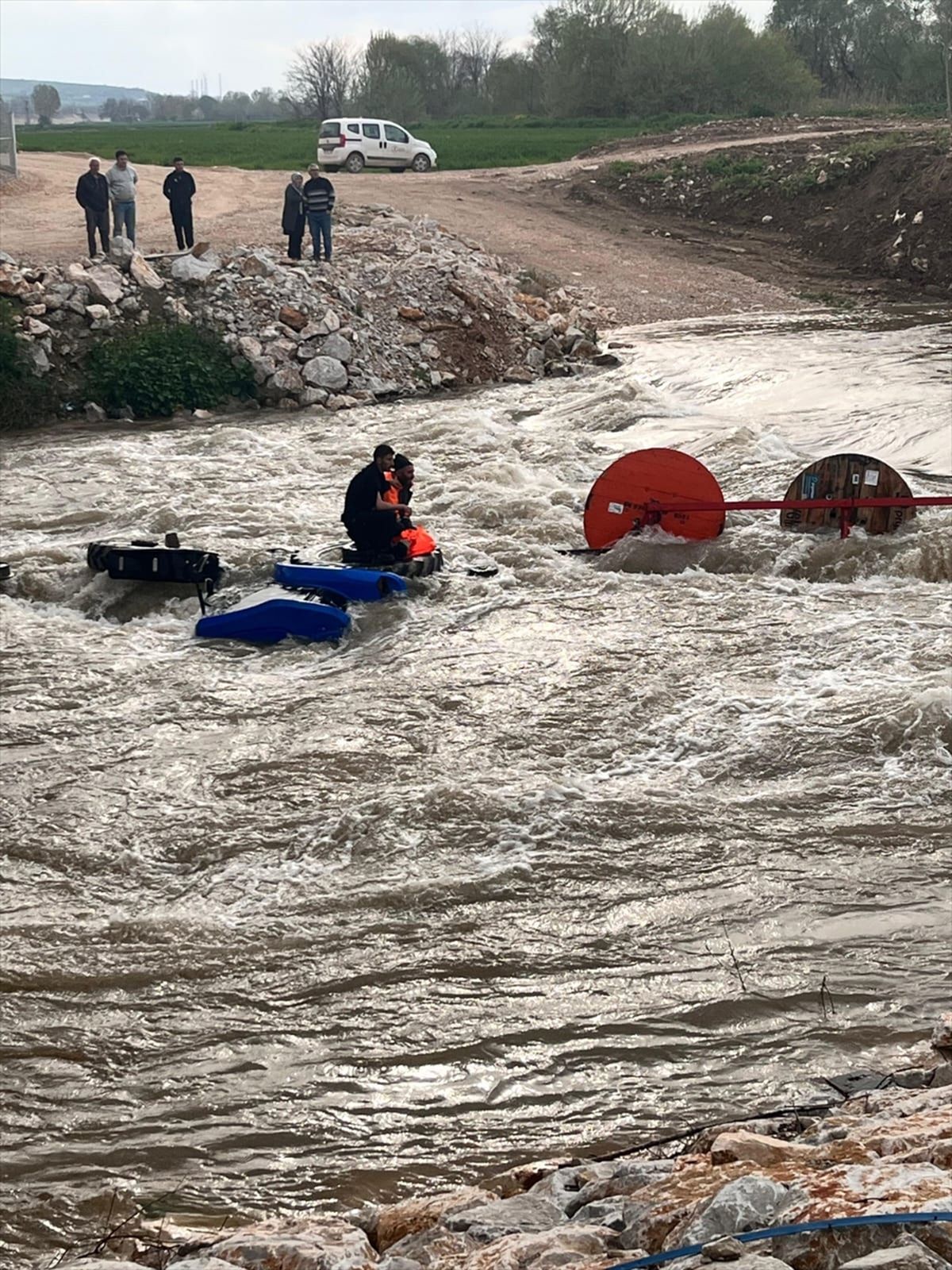 Traktör Devrildi, 10 İşçi Kurtarıldı
