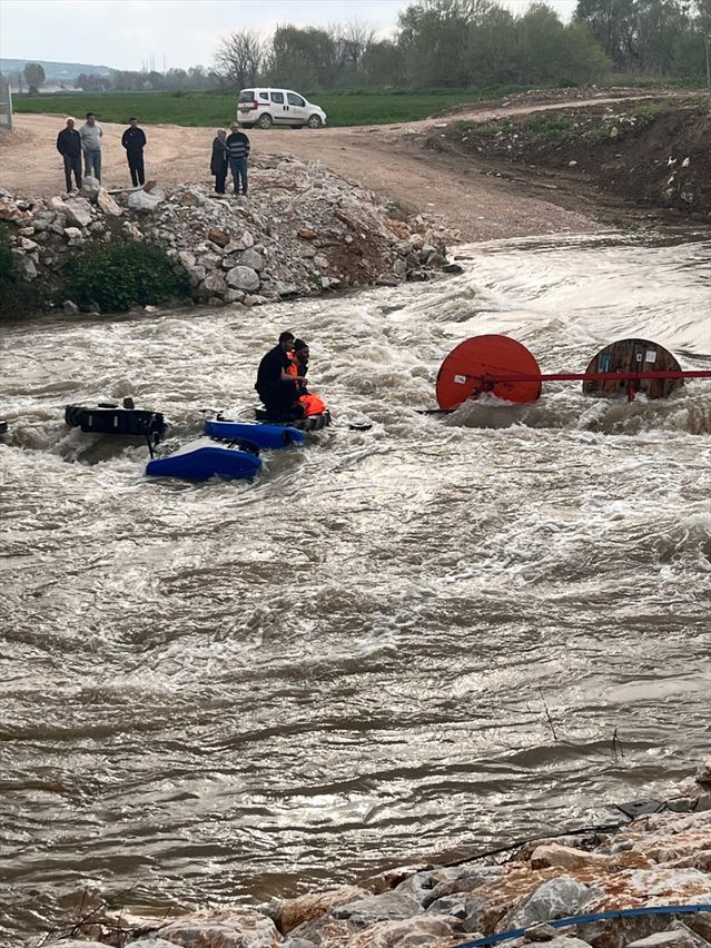 Traktör Devrildi, 10 İşçi Kurtarıldı