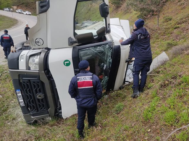 İnegöl'de Su Yüklü Tır Devrildi, Sürücü Yaralandı
