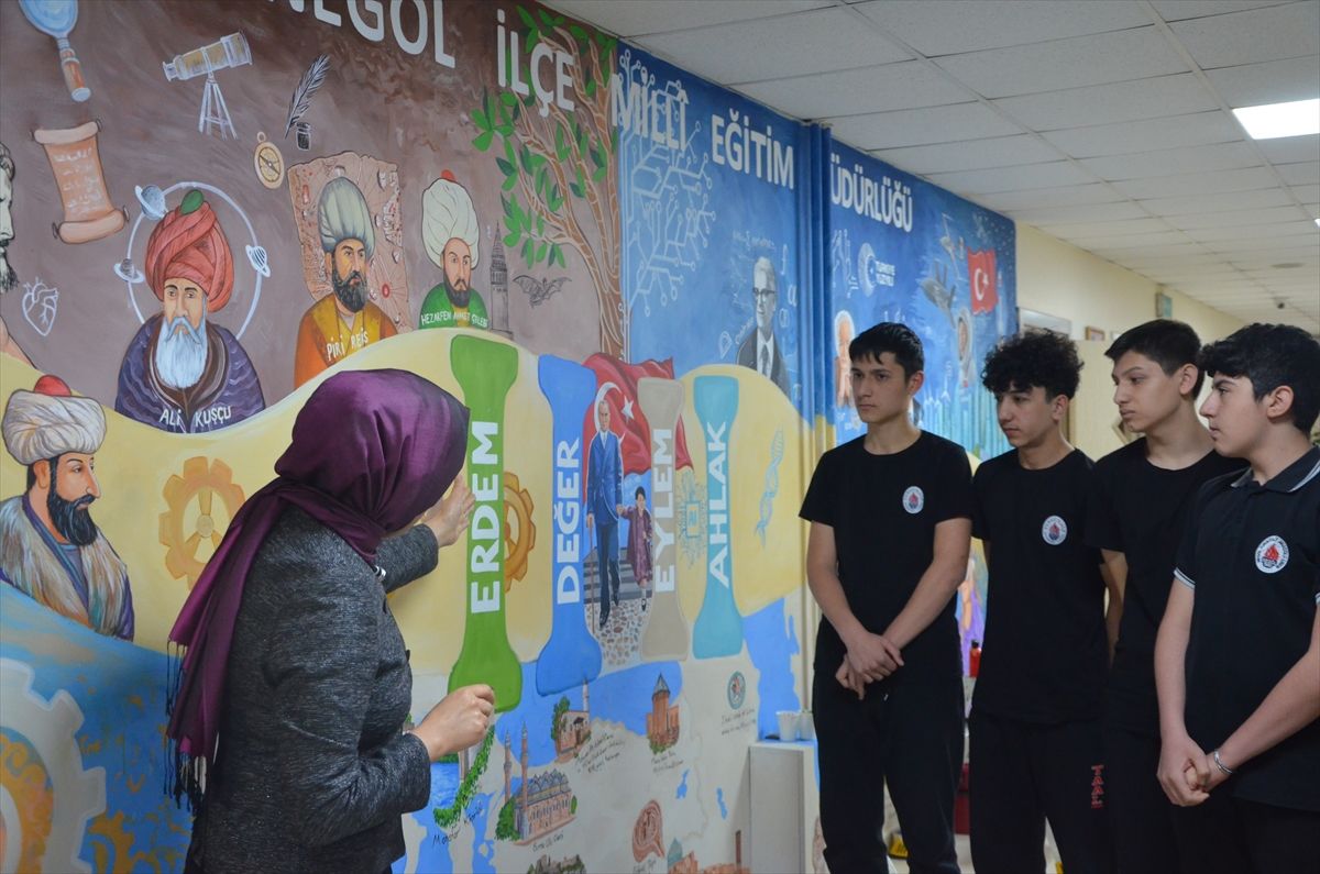 İnegöl\'de İşitme Engelli Öğretmenden Özel Duvar Resmi