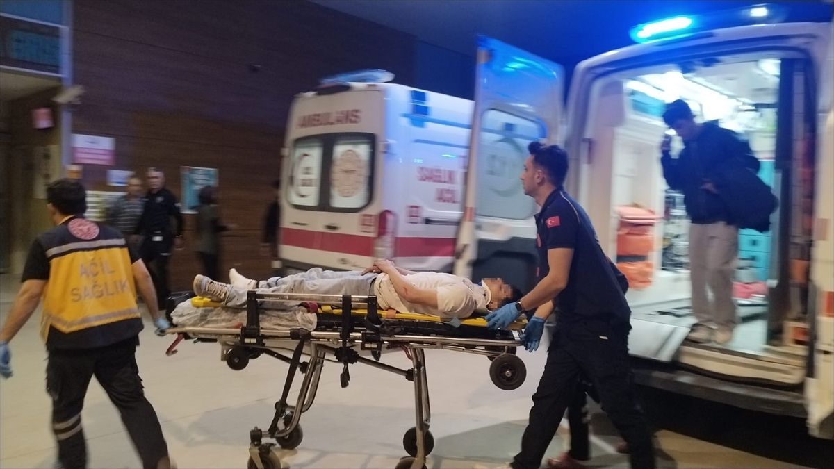 İnegöl\'de Motosiklet ile Otomobil Çarpıştı
