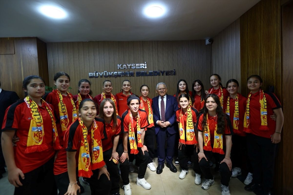 Kayseri Kadın Takımı\'ndan Başkan Büyükkılıç\'a Ziyaret