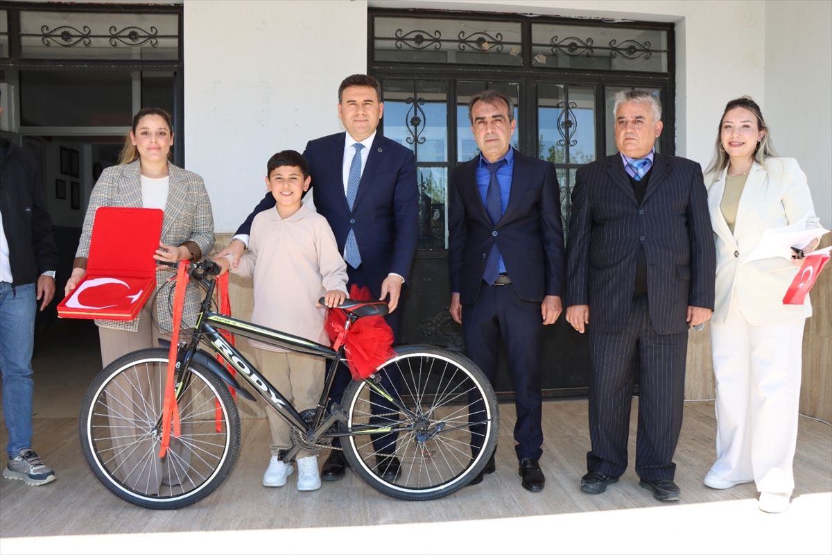 Bayrağı Öpen Öğrenciye Bisiklet Hediyesi