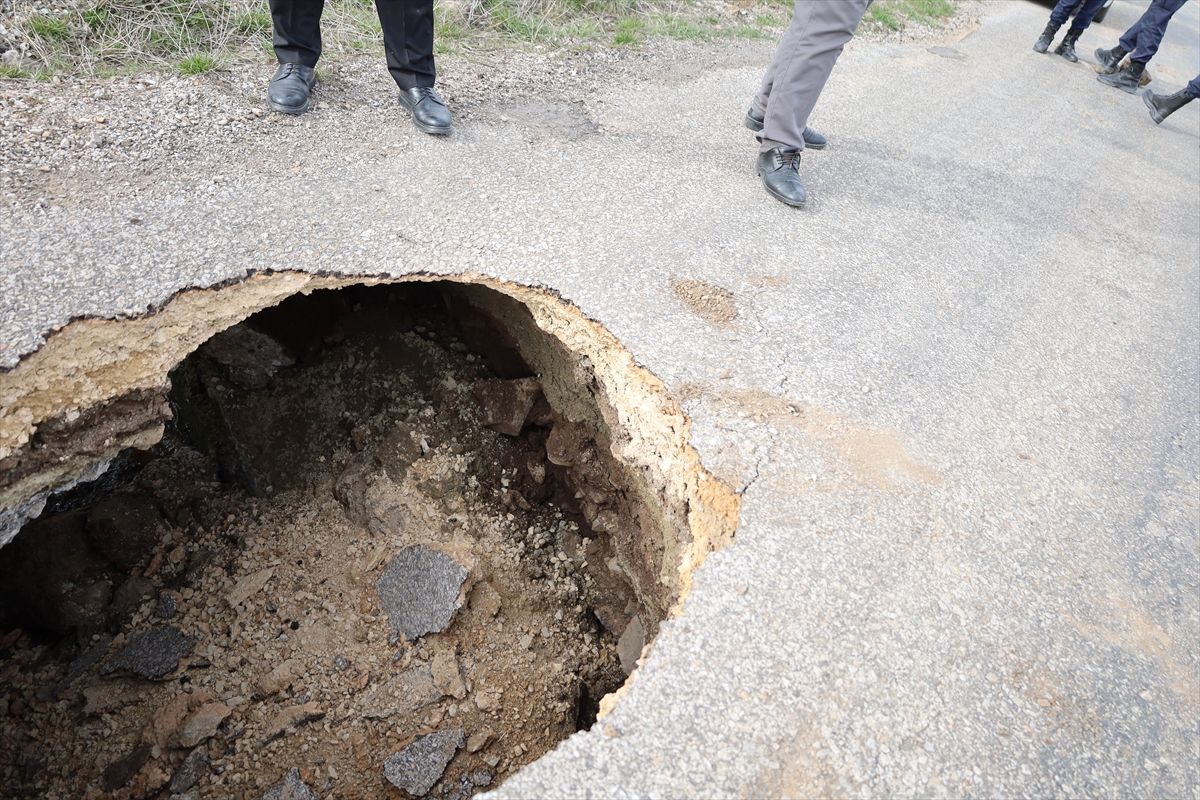 Çankırı\'da Köy Yolunda Çökme