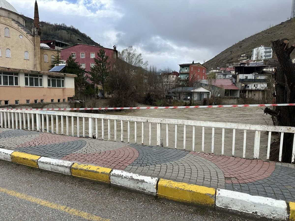 Çatak\'ta Sağanak Yağış Dereleri Taşırıyor