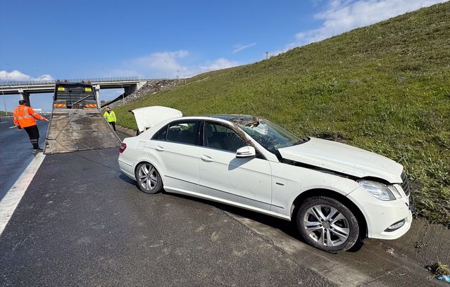 Çatalca’da Takla Atan Araçta İki Kişi Kurtuldu