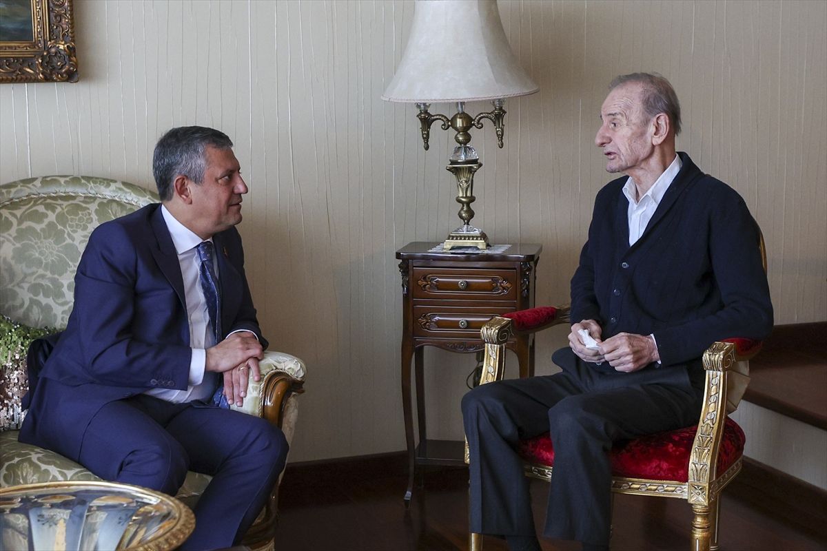 Özgür Özel\'den Cevdet Selvi\'ye Geçmiş Olsun Ziyareti