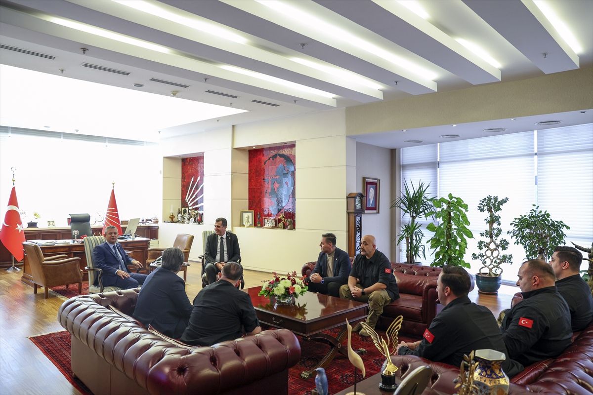 Özgür Özel\'den Polis Günü Kutlaması