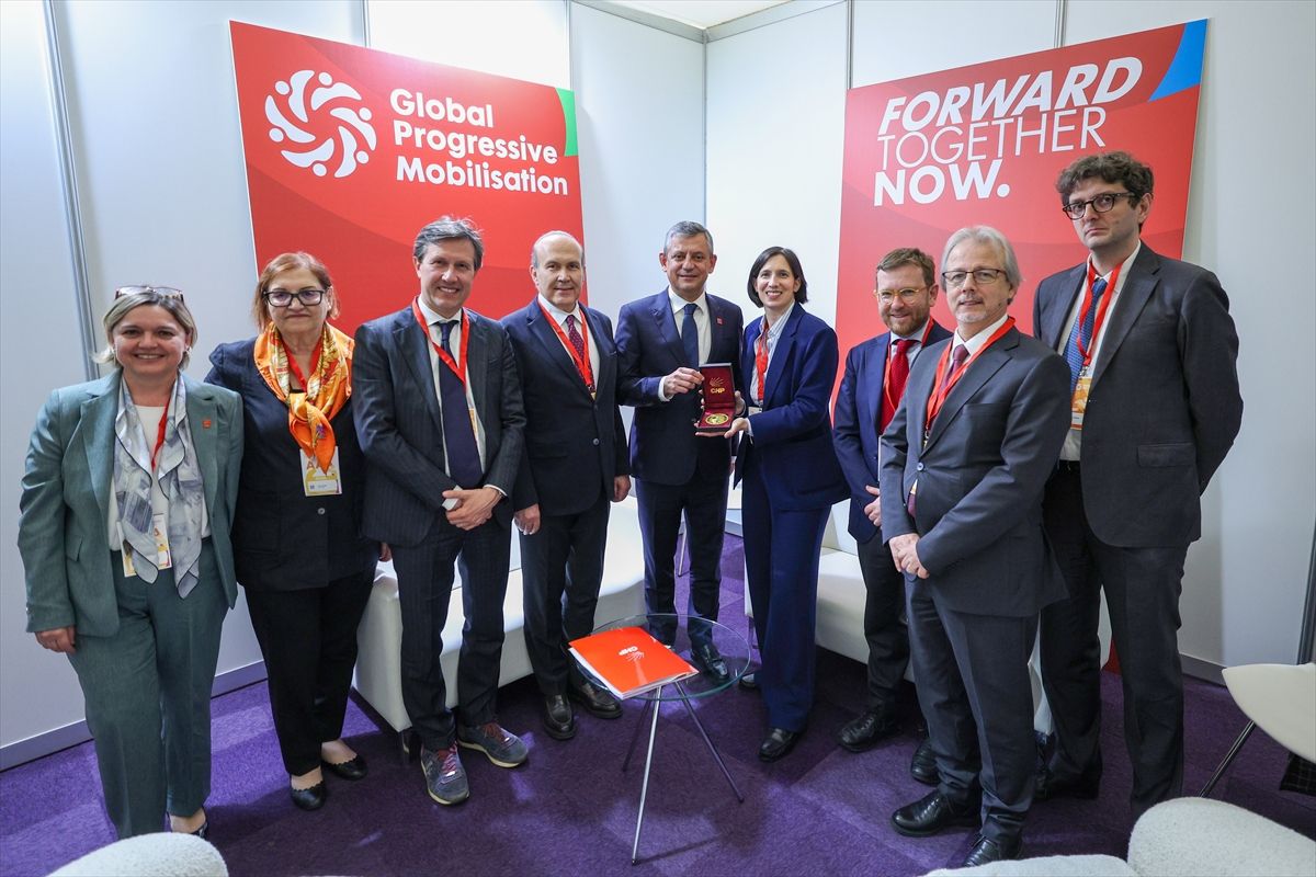 Özgür Özel İspanya\'da İkili Görüşmelerde Bulundu