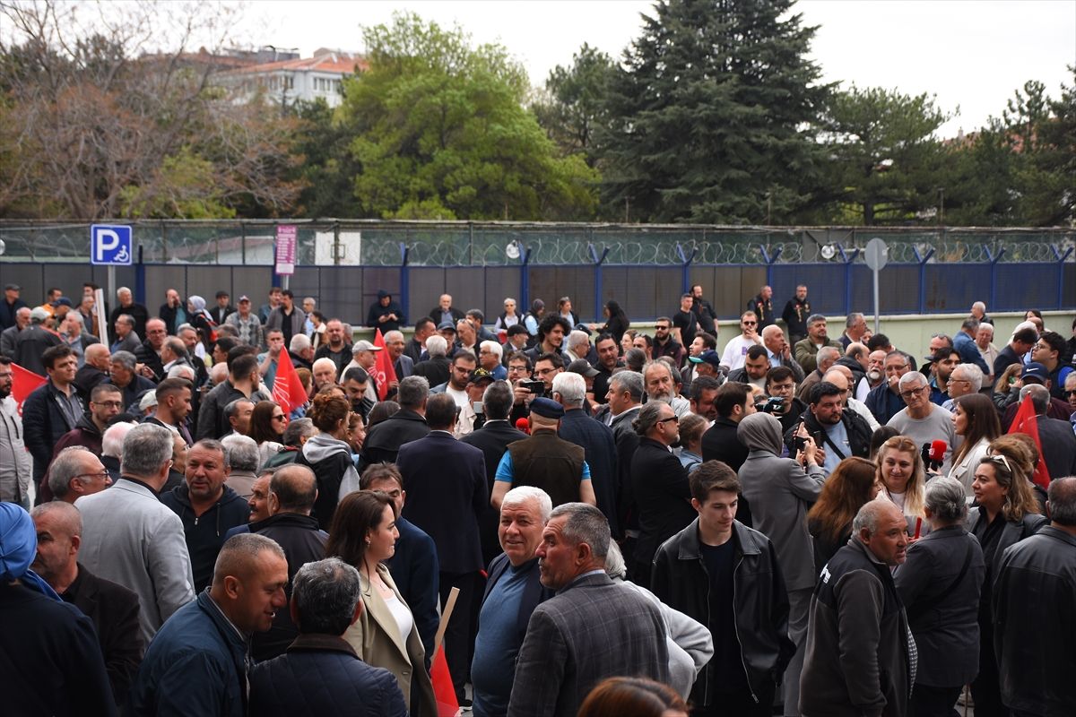 Başarır: \'Dalları Budanan Ağaç Güçlenir\'