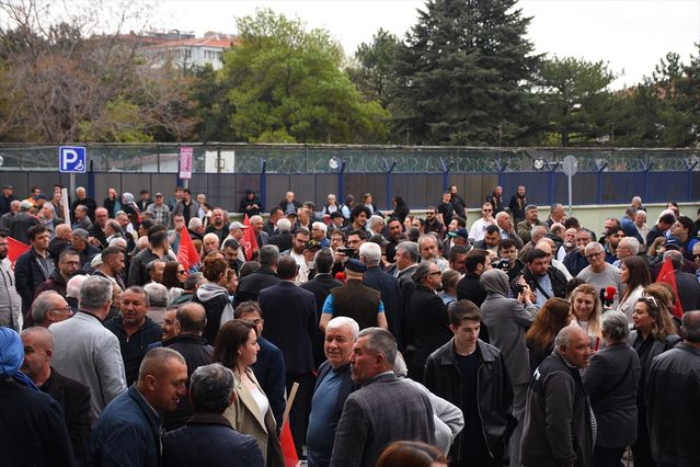 Başarır: 'Dalları Budanan Ağaç Güçlenir'