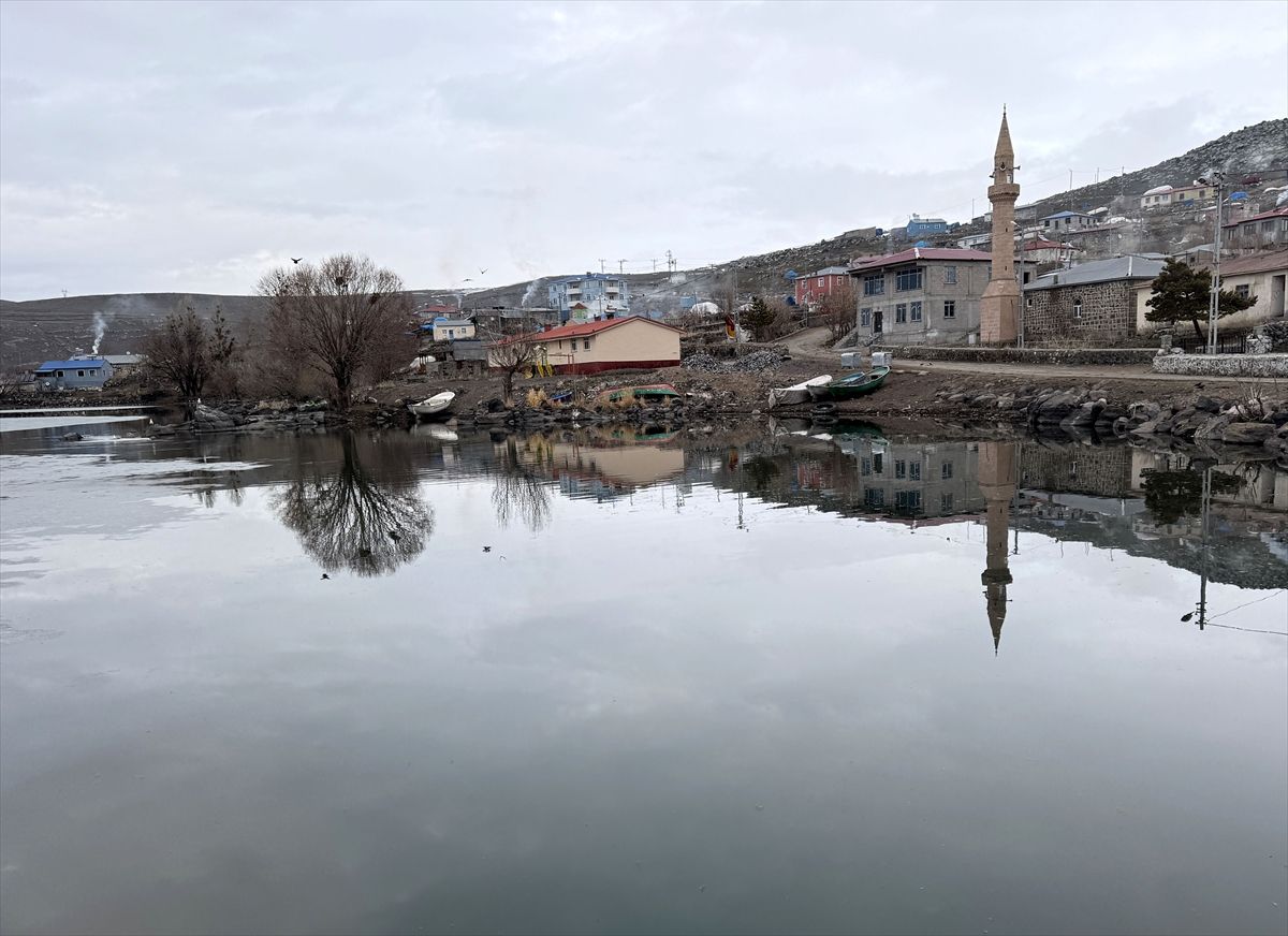 Çıldır Gölü\'nde Buzlar Erimeye Başladı