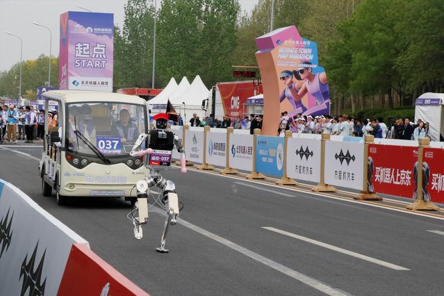 İnsansı Robotlar Yarı Maraton Rekoru Kırdı