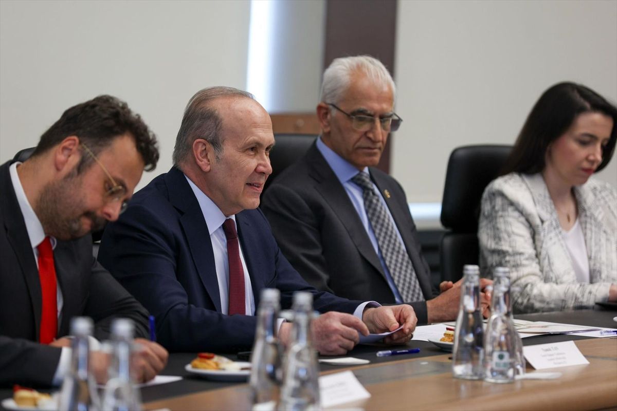 Çin Heyeti CHP\'yi Ziyaret Etti