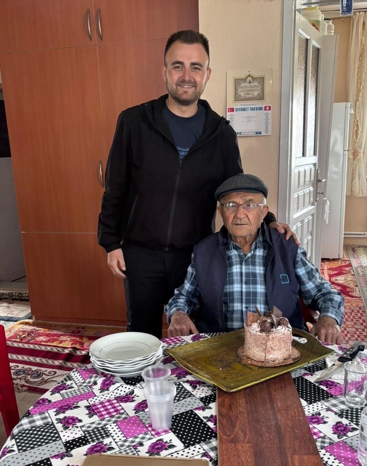 91 Yaşındaki Hidayet Erday\'a Sürpriz Doğum Günü