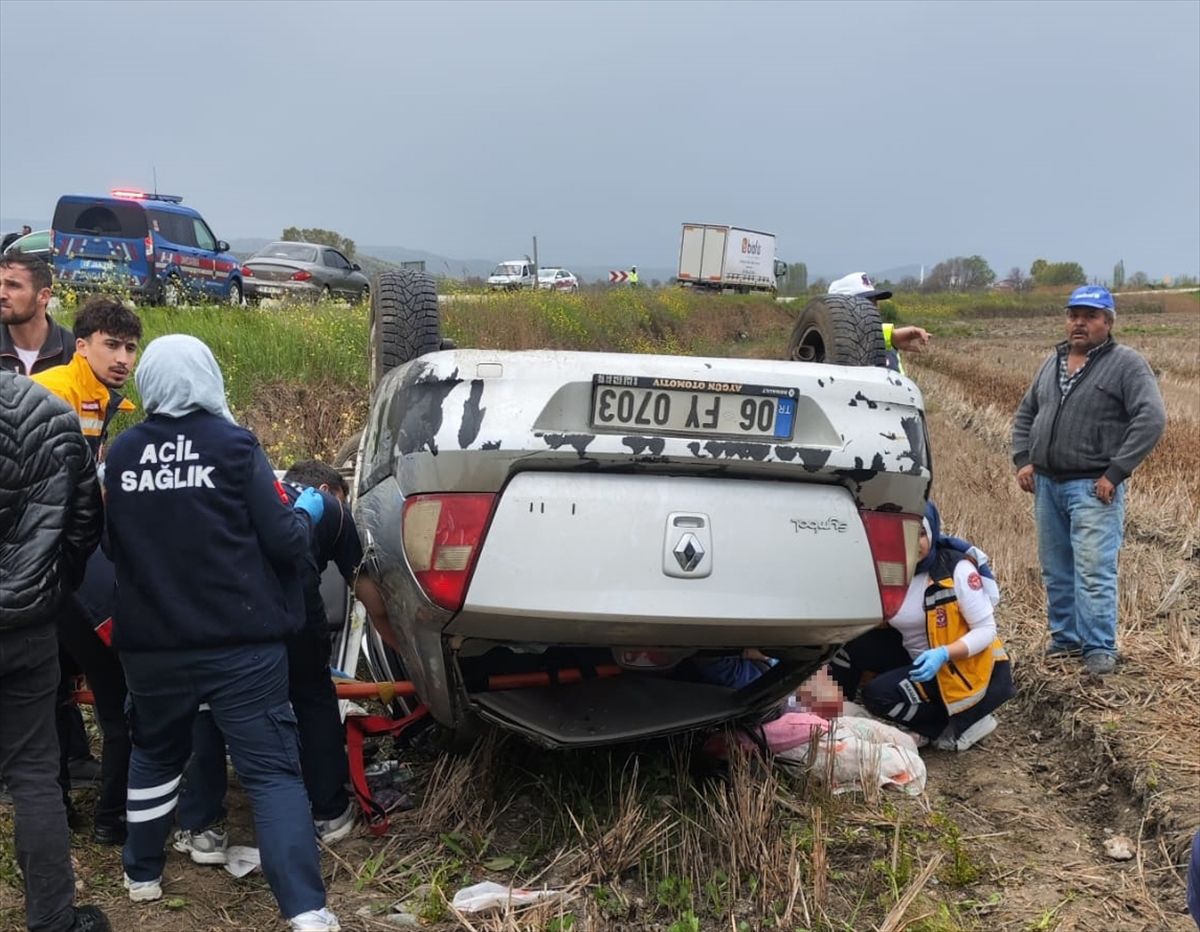 Osmancık\'ta Otomobil Devrildi: 4 Yaralı