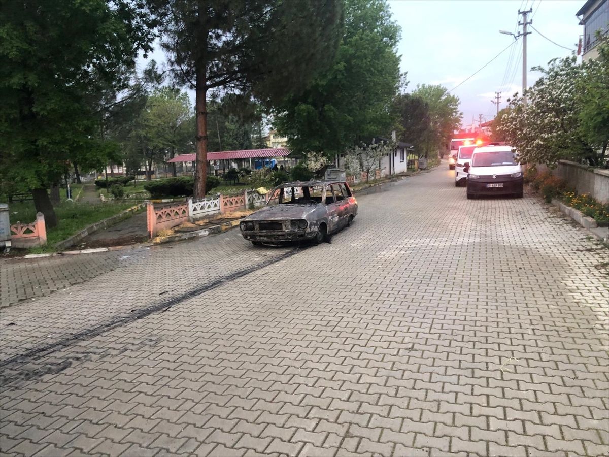 Osmancık\'ta Garaj Yangını: 2 Araç Kullanılamaz Hale Geldi