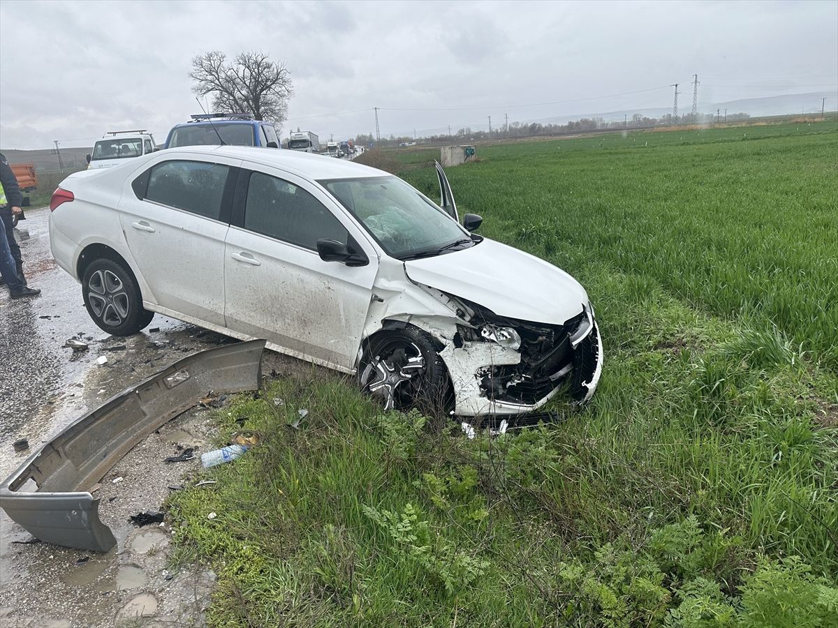 Çorum\'da Trafik Kazası: 3 Yaralı