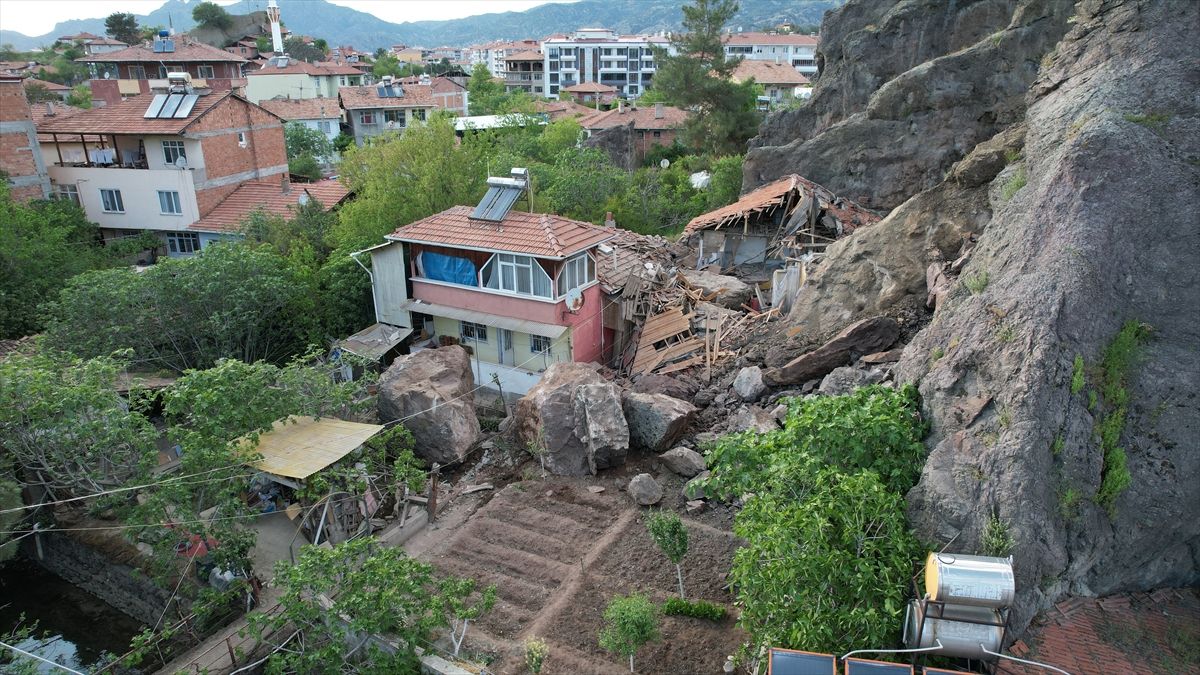 Osmancık\'ta Kaya Parçaları Evleri Vurdu