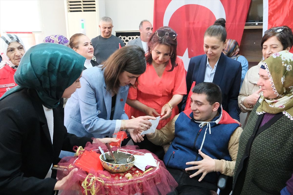 Çorum\'da temsili askerlik yapacak engelliler için "asker kınası" yakıldı