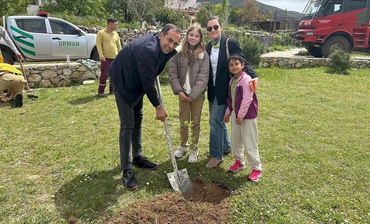 Öğrenciler Fidan Dikti