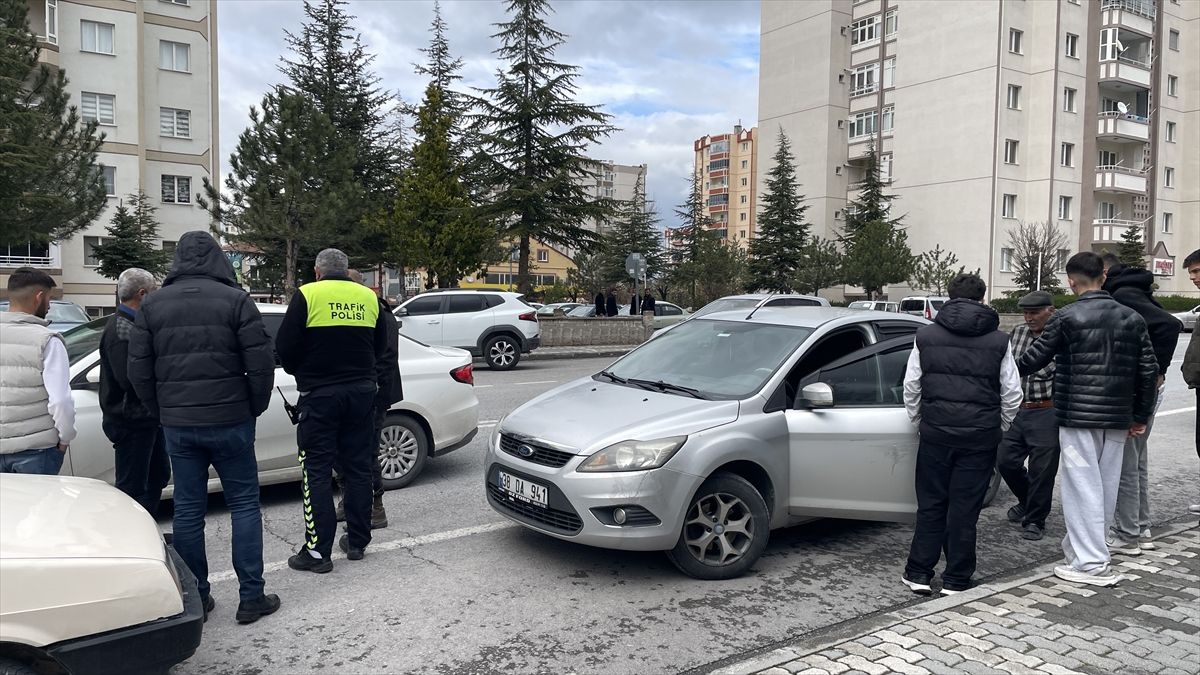 Ehliyetsiz genç dedesinin aracıyla kaçtı