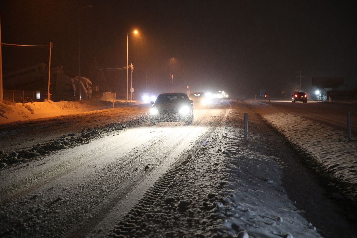 Denizli\'de Kar Yağışı Trafiği Etkiliyor