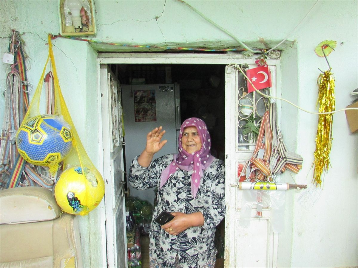 Leylek, Yıkılan Camide Yuva Yapmaya Devam Ediyor