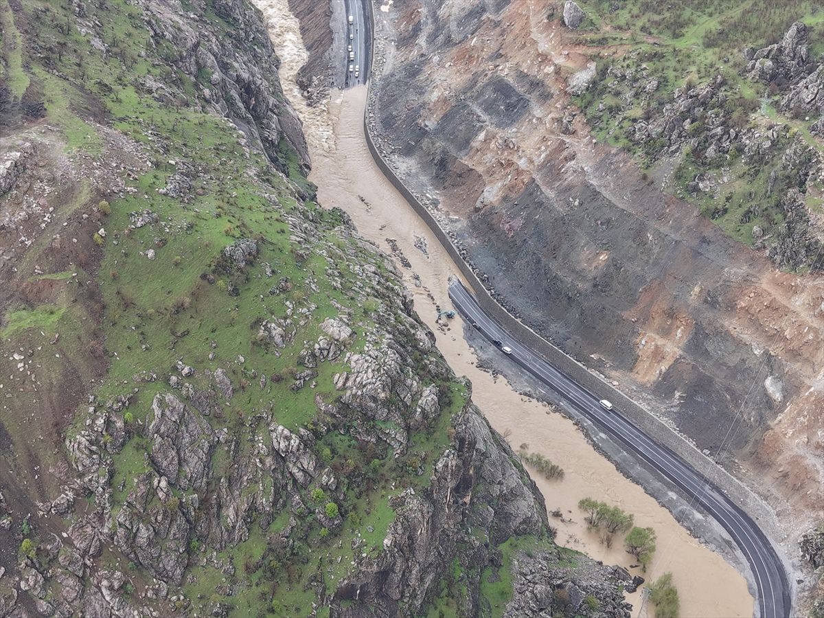 Hakkari\'de Derenin Taşması Yolcu Taşımayı Engelledi