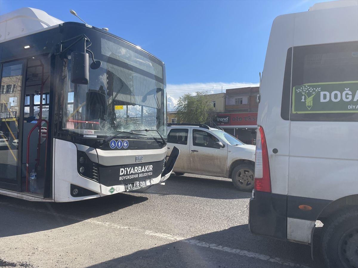 Diyarbakır\'da Otobüs ve Servis Çarpıştı