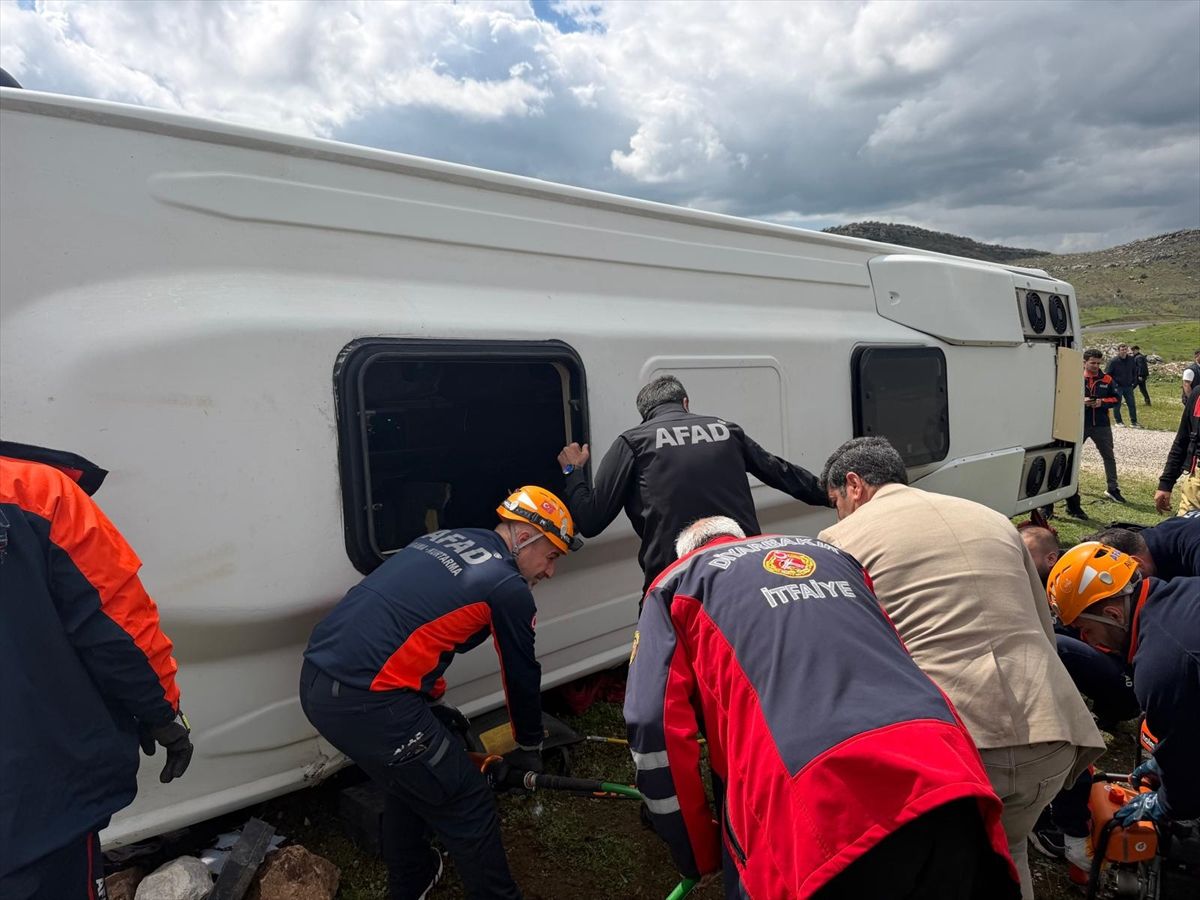 Lice\'de Midibüs Devrildi: 1 Ölü, 11 Yaralı