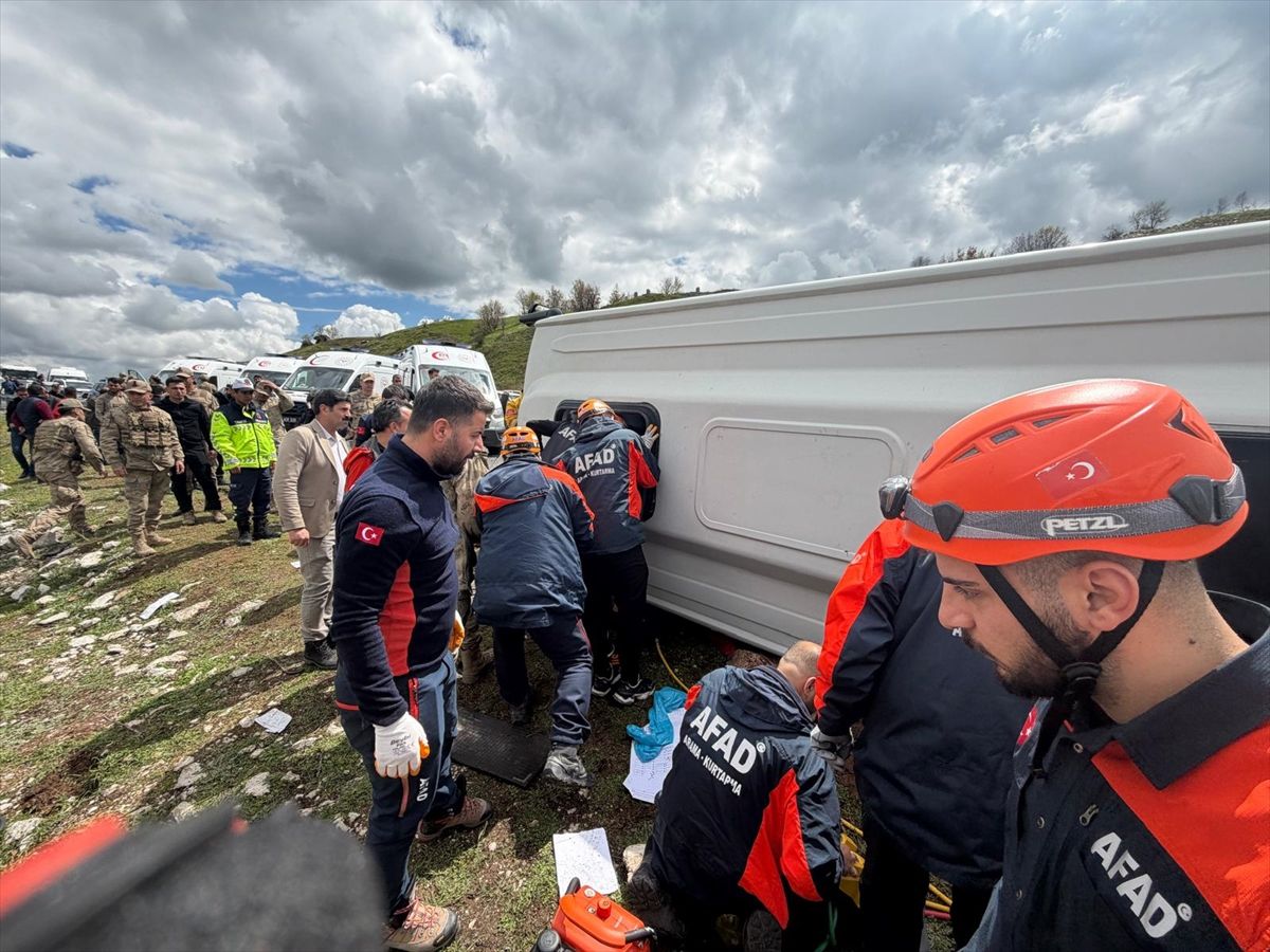 Lice\'de Midibüs Devrildi: 11 Yaralı