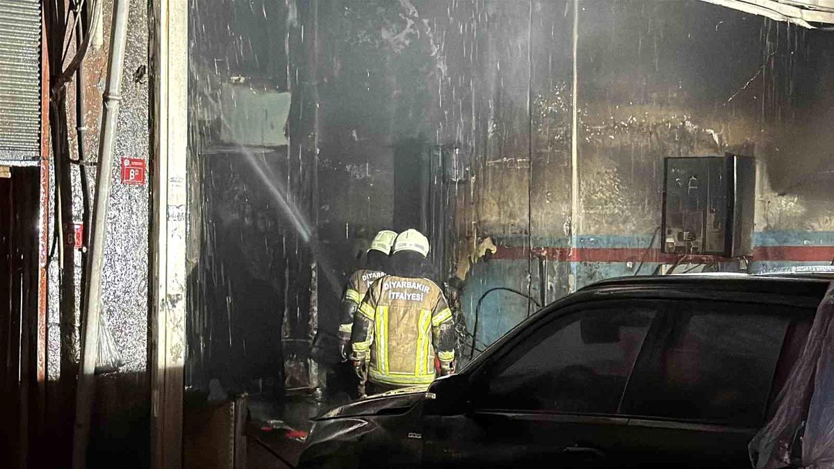 Diyarbakır\'da Oto Tamir Dükkanında Yangın