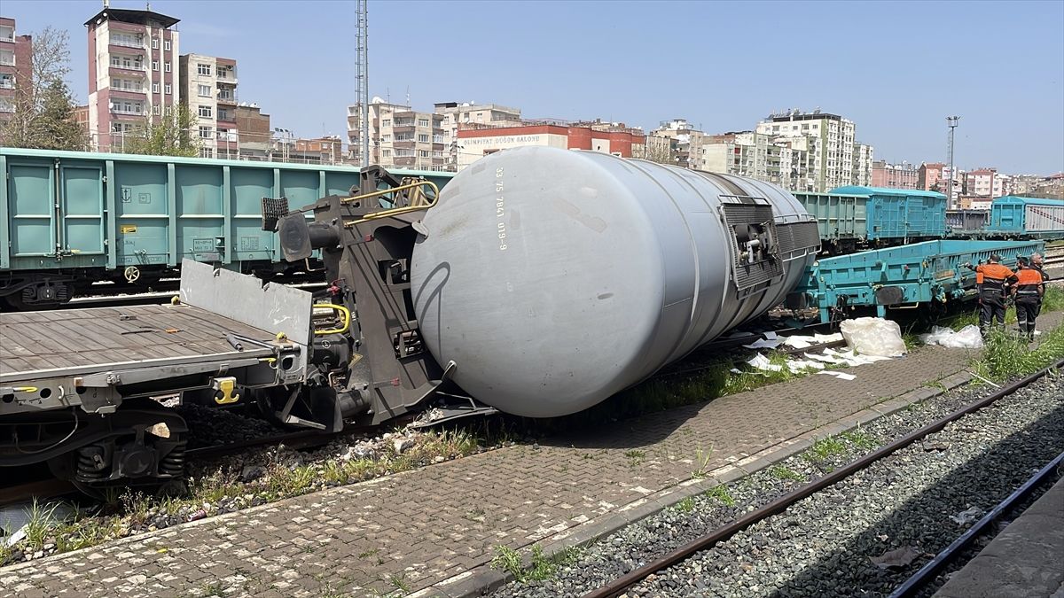 Diyarbakır\'da Yük Treni Raydan Çıktı