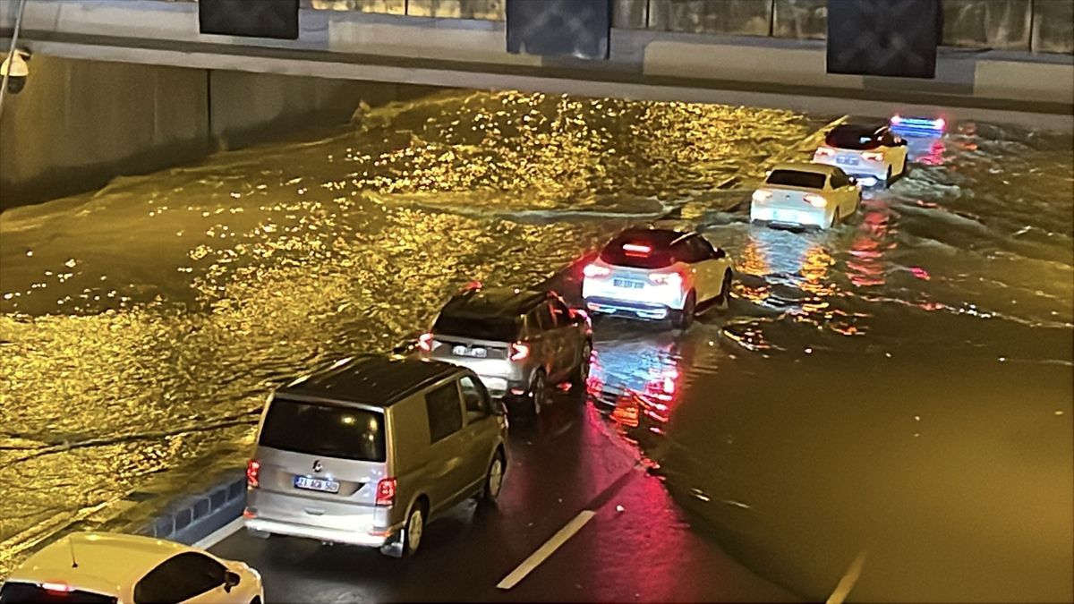 Diyarbakır\'da Sağanak Yağış Trafiği Olumsuz Etkiledi