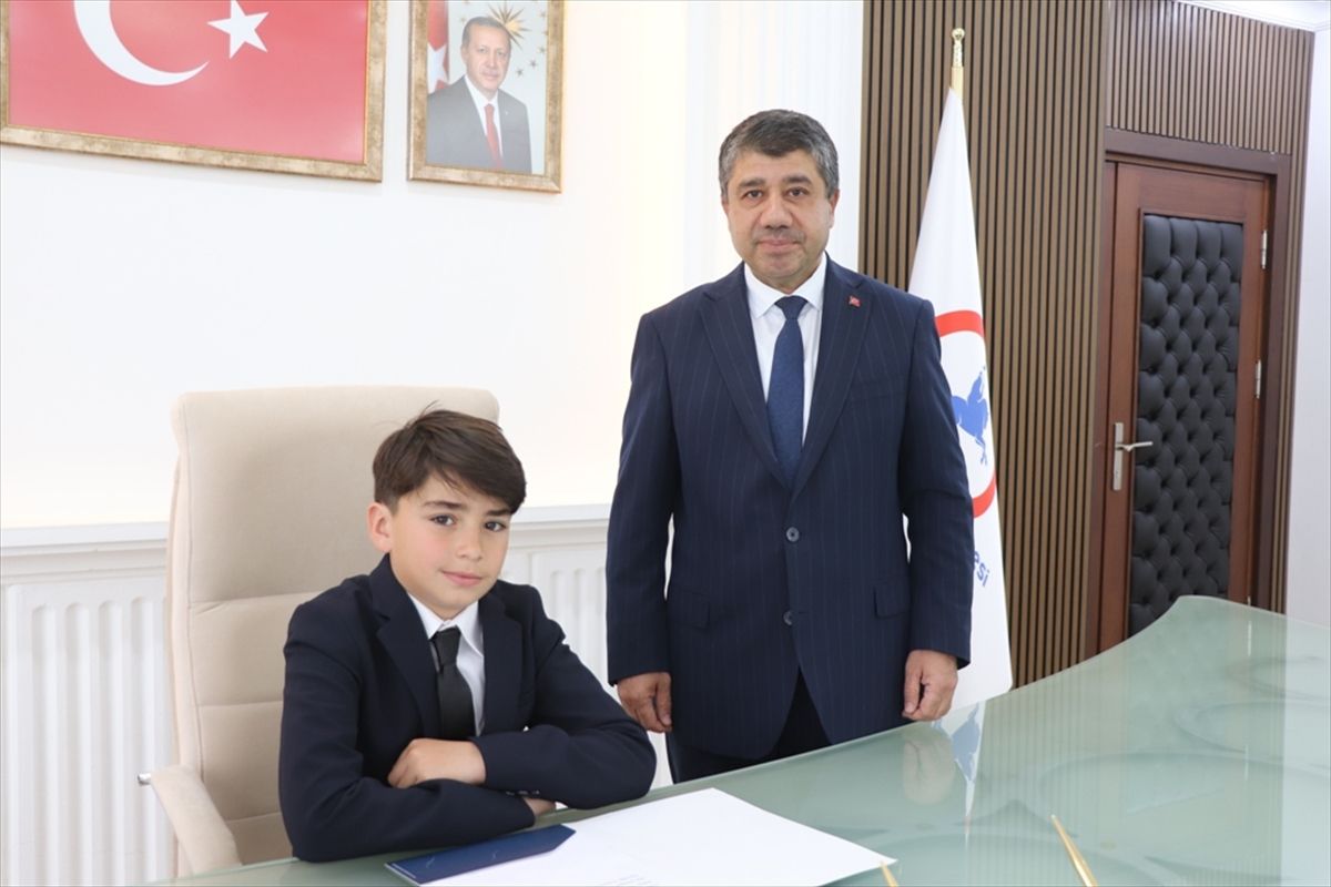 Düzce\'de ilkokul öğrencisi temsili belediye başkanı oldu