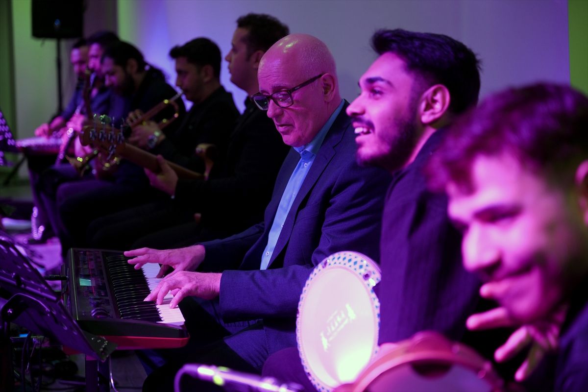 Romanlar Günü\'nde Müzik Ziyafeti